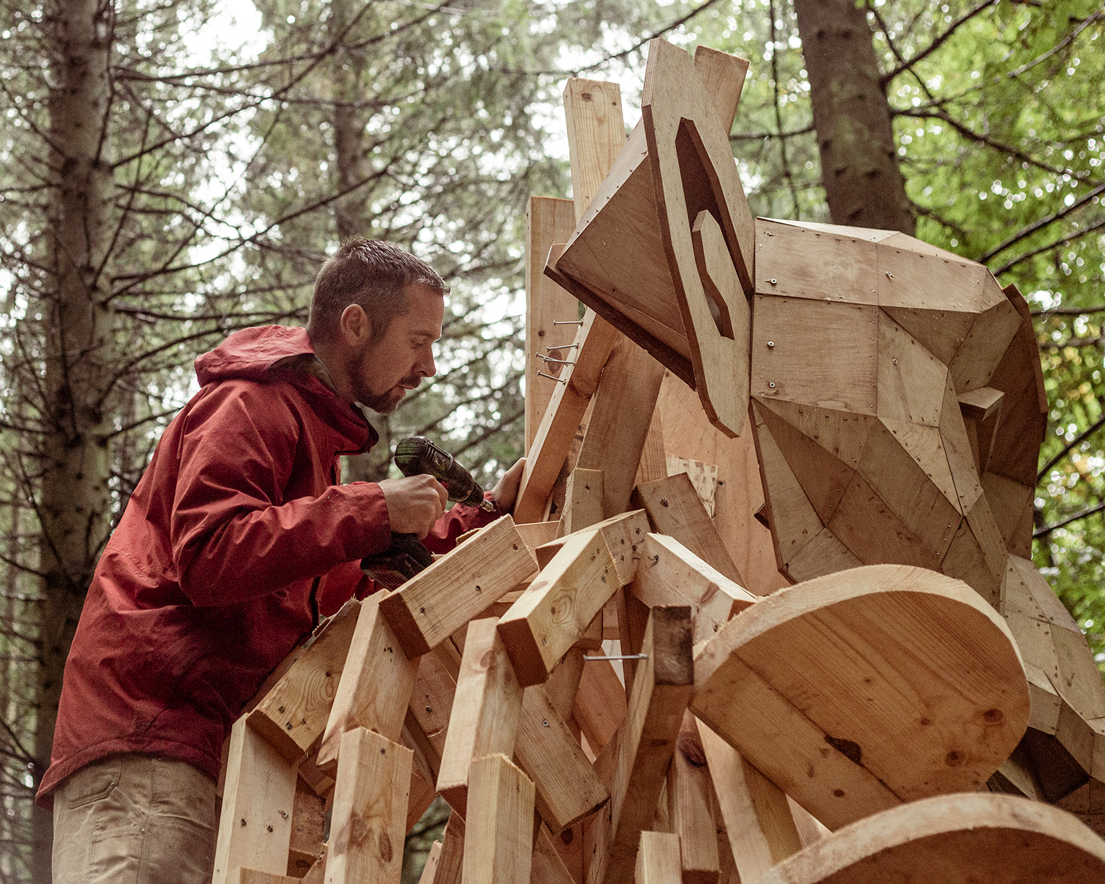 Thomas Dambo constructs a Troll